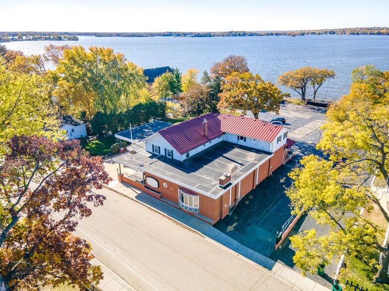 12 N Pistakee Lake Rd, Fox Lake, IL à louer - Photo du bâtiment - Image 2 de 9
