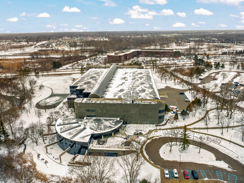 3701 Hamlin Rd, Auburn Hills, MI à louer - Photo du bâtiment - Image 2 de 16