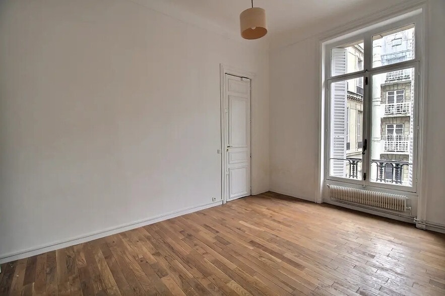 Office in Paris for lease - Interior Photo - Image 2 of 8