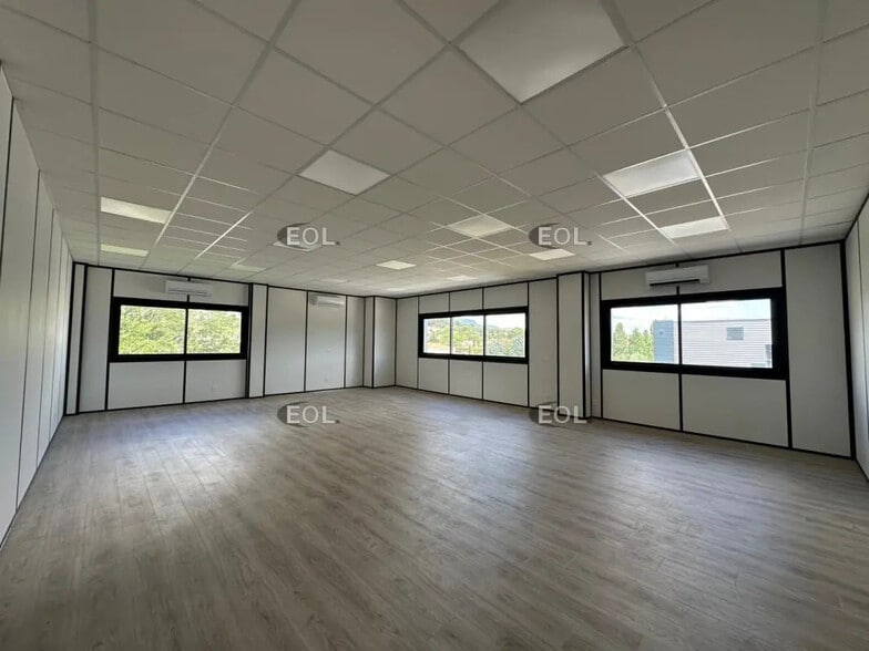 Flex in Meyreuil for lease - Interior Photo - Image 3 of 7