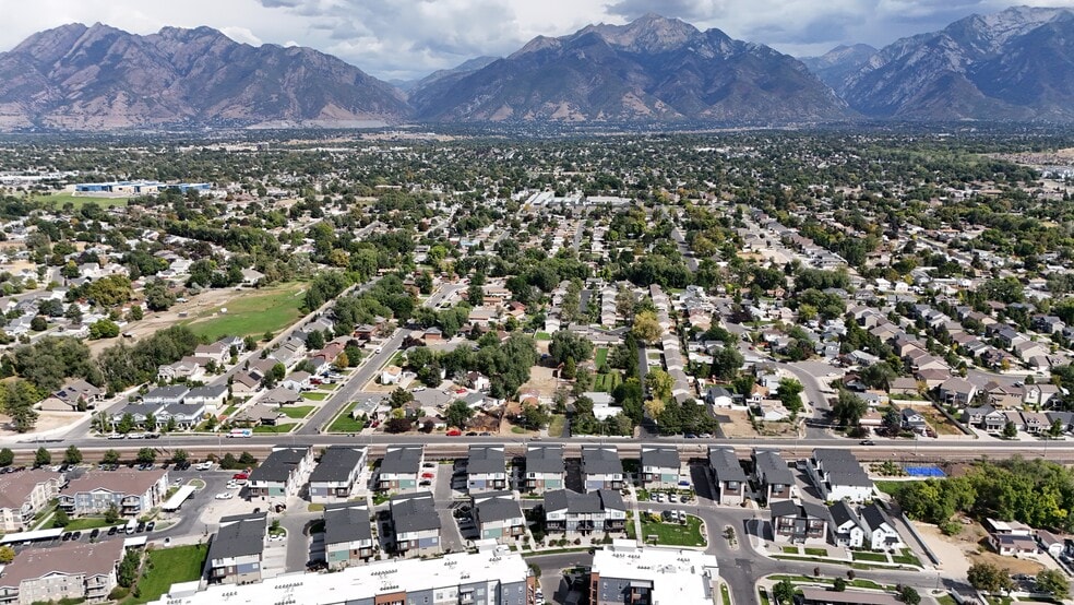 Princeton Terrace Townhomes - 9 Units portfolio of 2 properties for sale on LoopNet.ca - Aerial - Image 2 of 41