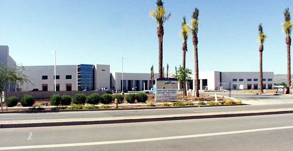 4323 E Cotton Center Blvd, Phoenix, AZ à louer - Photo du bâtiment - Image 2 de 3