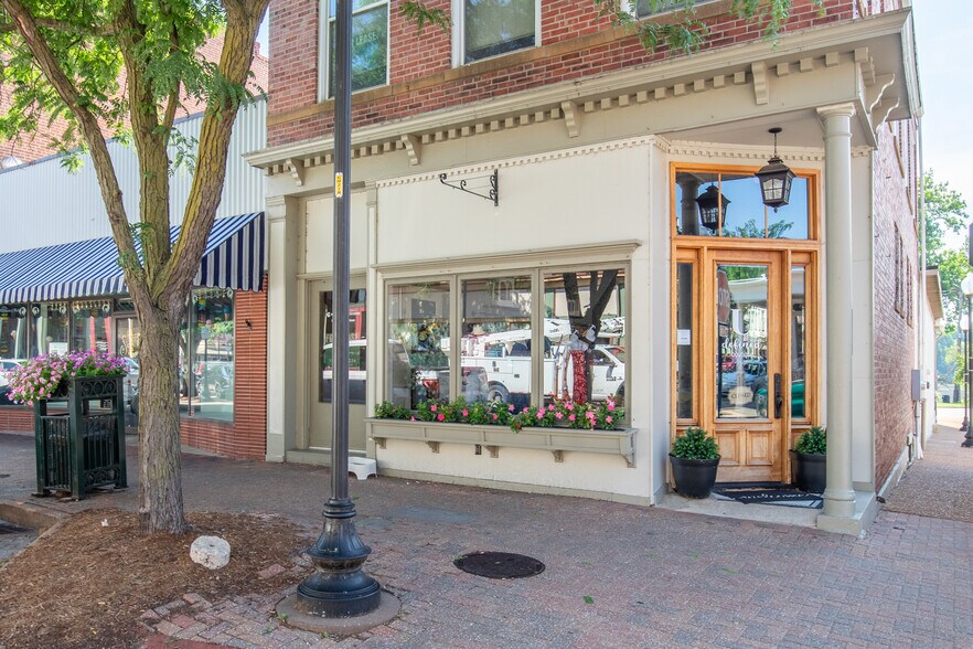 300 N Main St, Saint Charles, MO à louer - Photo du bâtiment - Image 2 de 4
