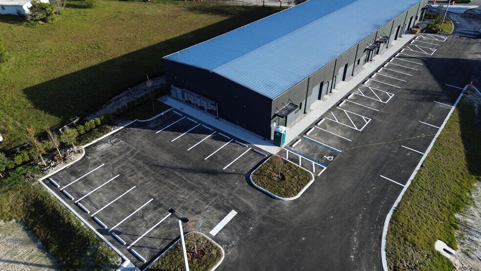 2040 Apopka Blvd, Apopka, FL à louer - Photo du bâtiment - Image 2 de 4