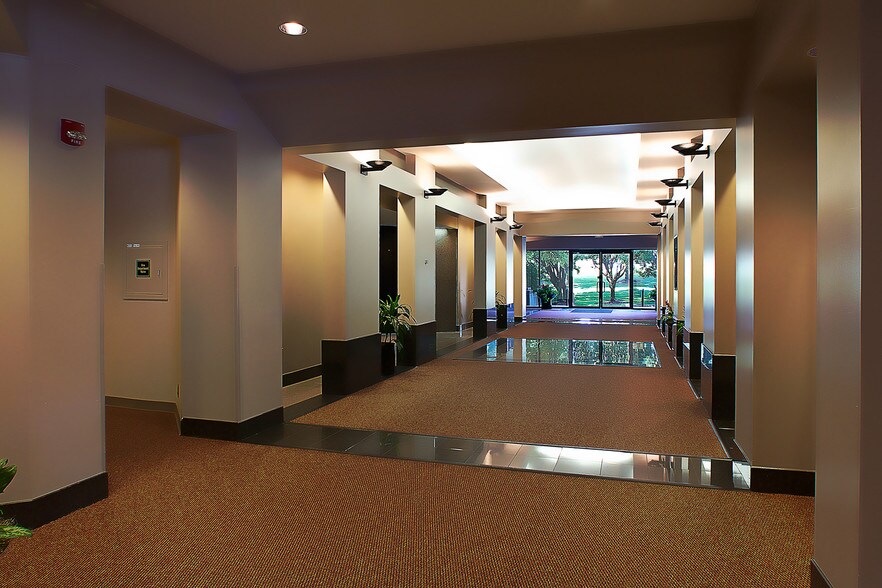 12977 N 40 Dr, Creve Coeur, MO à louer - Photo intérieure - Image 3 de 15