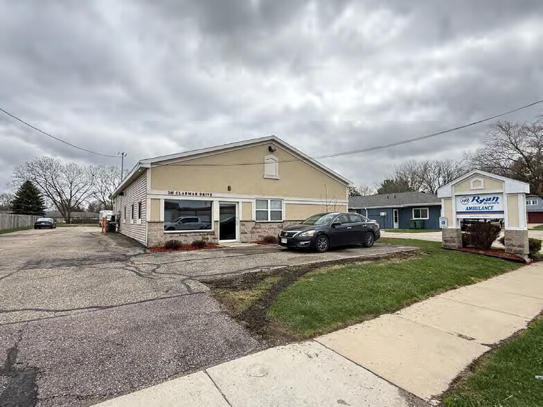 245 Clarmar Dr, Sun Prairie, WI à vendre - Photo du bâtiment - Image 3 de 18