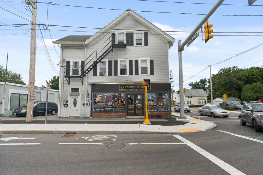 635 637 Fall River Ave, Seekonk, MA à vendre - Photo principale - Image 1 de 27