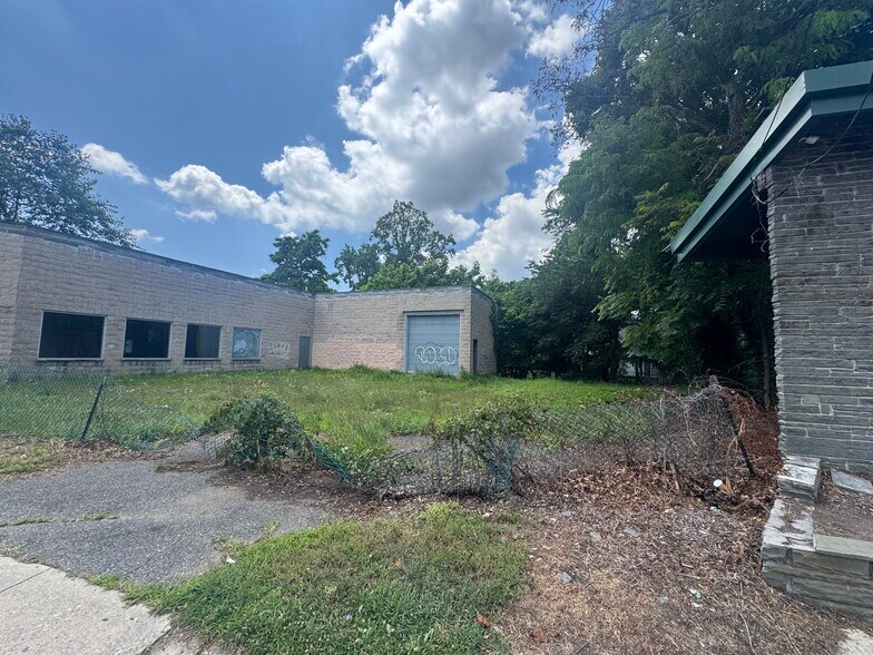 566 Broadway, Amityville, NY à vendre - Photo du bâtiment - Image 2 de 10