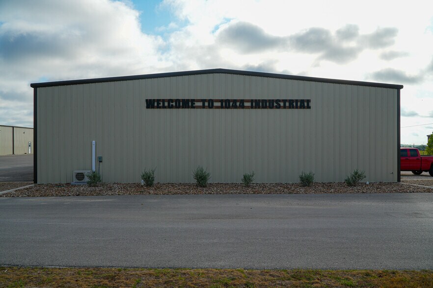 5277 FM 1044, New Braunfels, TX à louer - Photo du bâtiment - Image 3 de 31