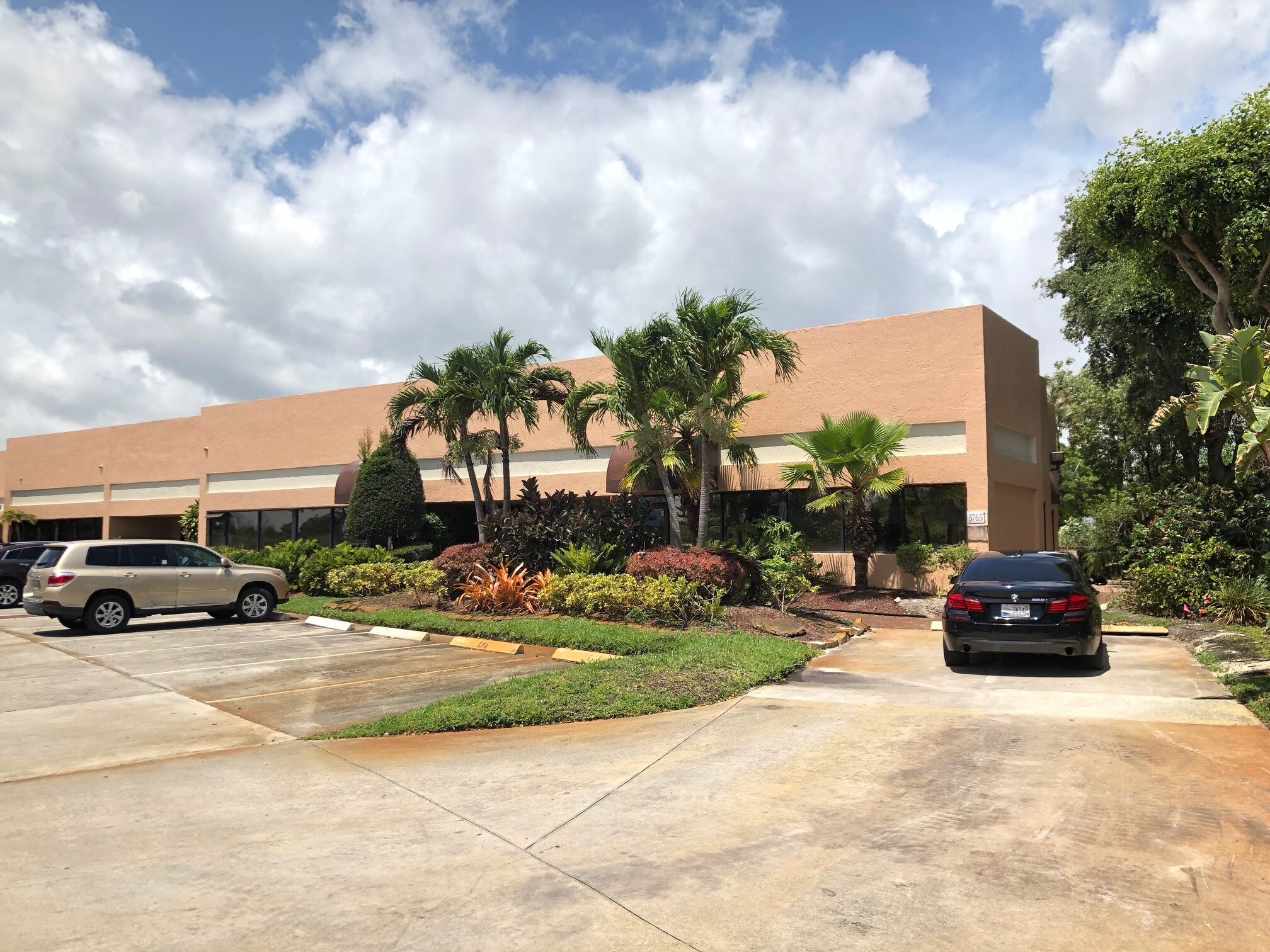 5701-5775 N Andrews Way, Fort Lauderdale, FL à louer Photo du bâtiment- Image 1 de 6