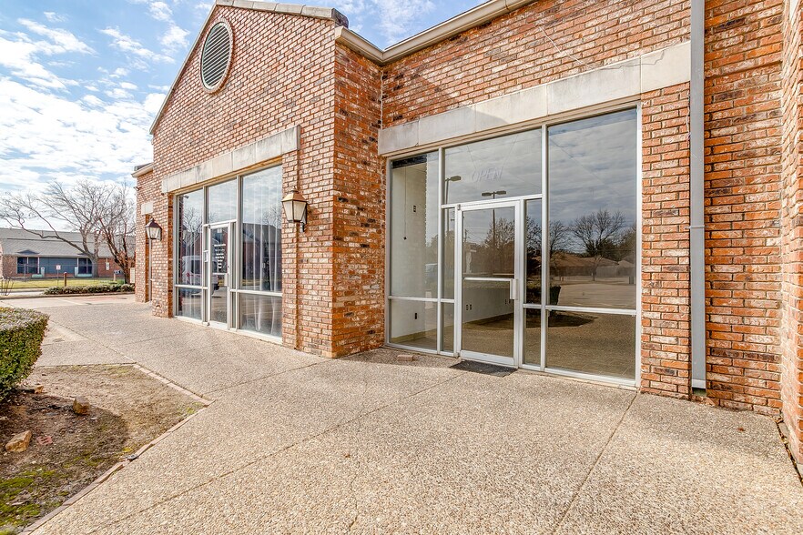 2430 N Davis Dr, Arlington, TX à louer - Photo du bâtiment - Image 2 de 5