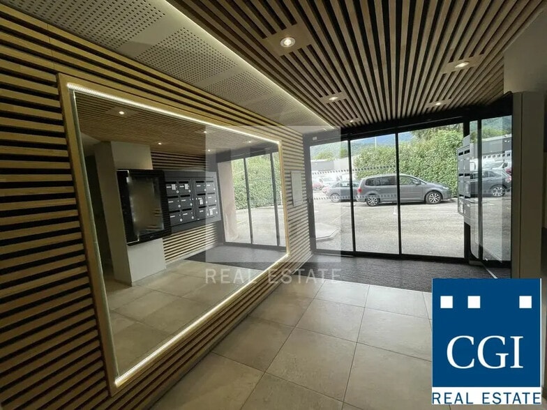 Office in Seyssins for lease - Lobby - Image 1 of 4