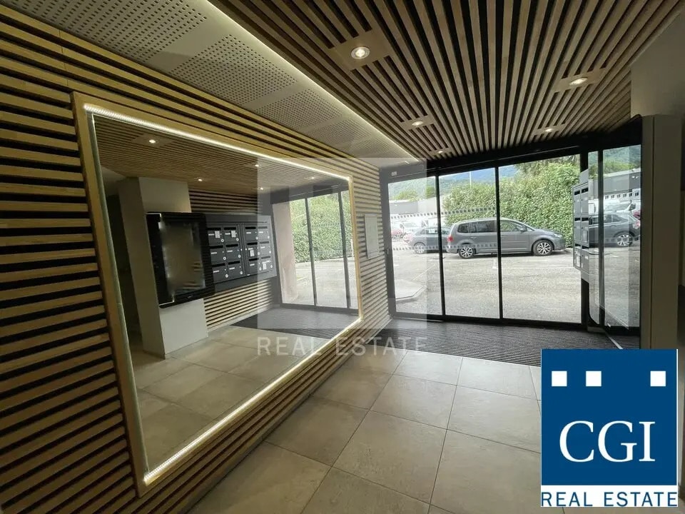 Office in Seyssins for lease Lobby- Image 1 of 5