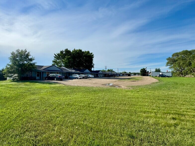 736 3rd Ave., Lake Andes, SD à vendre - Photo du bâtiment - Image 3 de 18