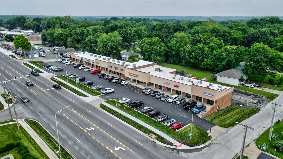8101-8129 N Oak Tfwy, Kansas City, MO for lease - Building Photo - Image 2 of 17