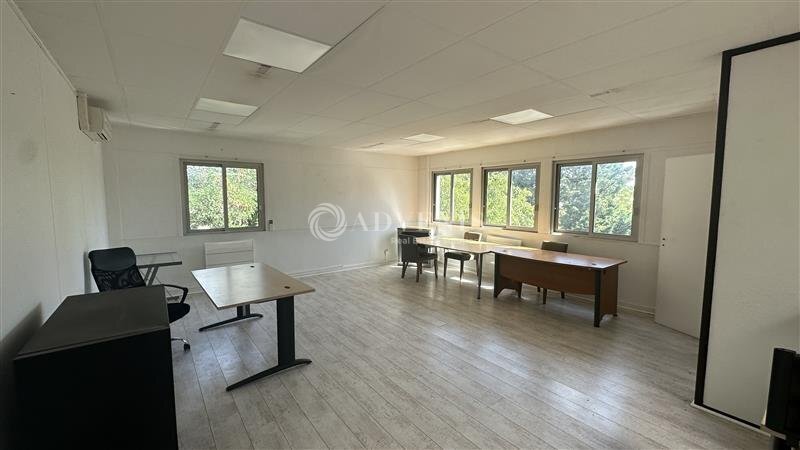 Office in Neuilly Sur Marne for lease - Interior Photo - Image 2 of 6