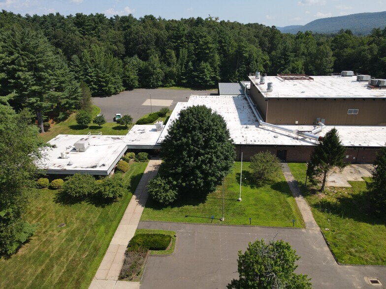 60 Security Dr, Avon, CT à louer - Photo du bâtiment - Image 1 de 12