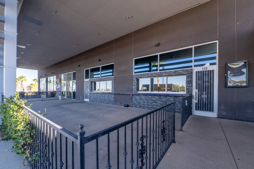 2645 St. Rose Pky, Henderson, NV à louer - Photo du bâtiment - Image 3 de 13