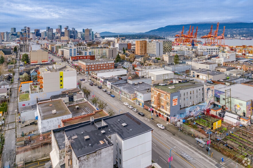 717-727 E Hastings St, Vancouver, BC à louer - Aérien - Image 3 de 4