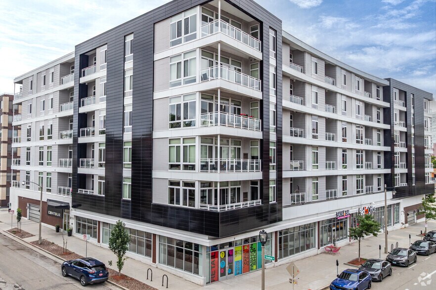 2111 E Ivanhoe Pl, Milwaukee, WI à louer - Photo du bâtiment - Image 1 de 8