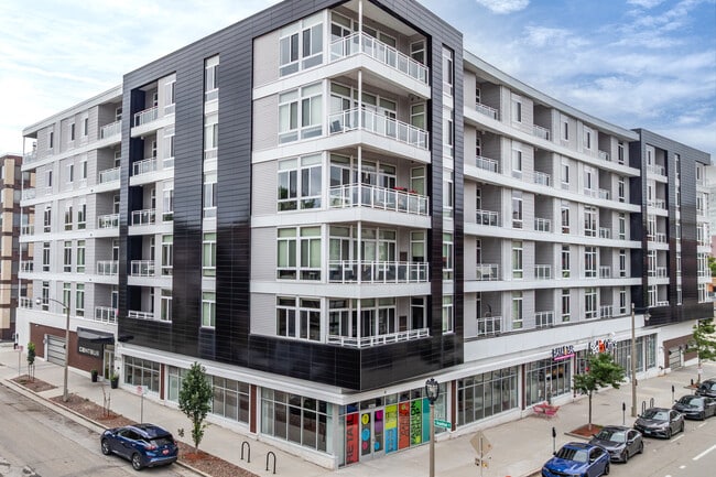 Plus de détails pour 2111 E Ivanhoe Pl, Milwaukee, WI - Bureau/Commerce de détail, Commerce de détail à louer