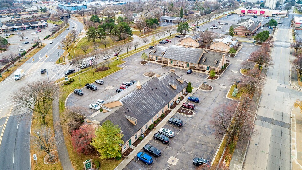 35100-35120 E Michigan Ave, Wayne, MI à louer - Photo du bâtiment - Image 2 de 16