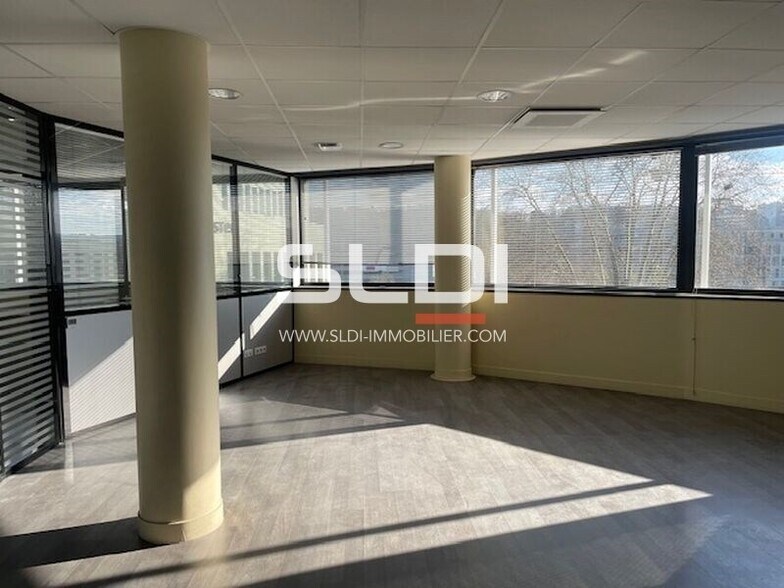120 Rue De Saint-Cyr, Lyon for sale - Interior Photo - Image 2 of 14