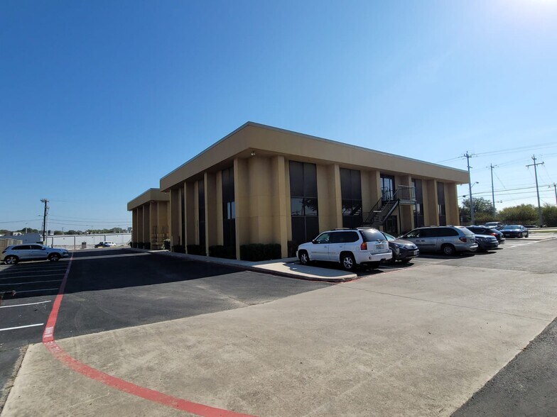 433 Kitty Hawk Rd, Universal City, TX à louer - Photo du bâtiment - Image 2 de 11