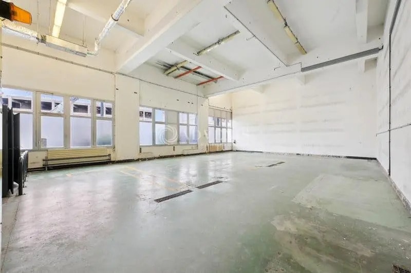 Flex in Paris for lease - Interior Photo - Image 1 of 5