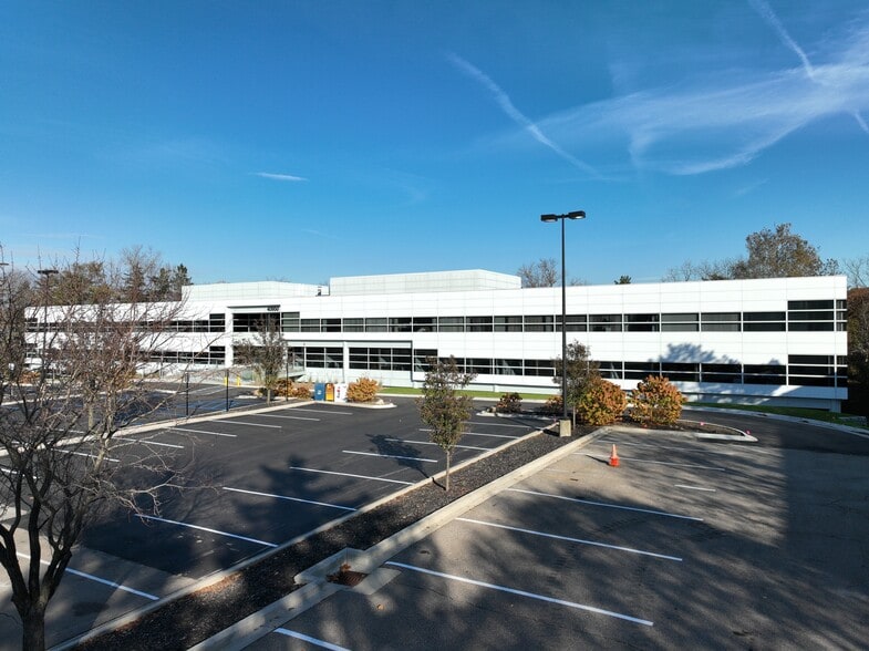 40950 Woodward Ave, Bloomfield Hills, MI à louer - Photo du bâtiment - Image 3 de 7