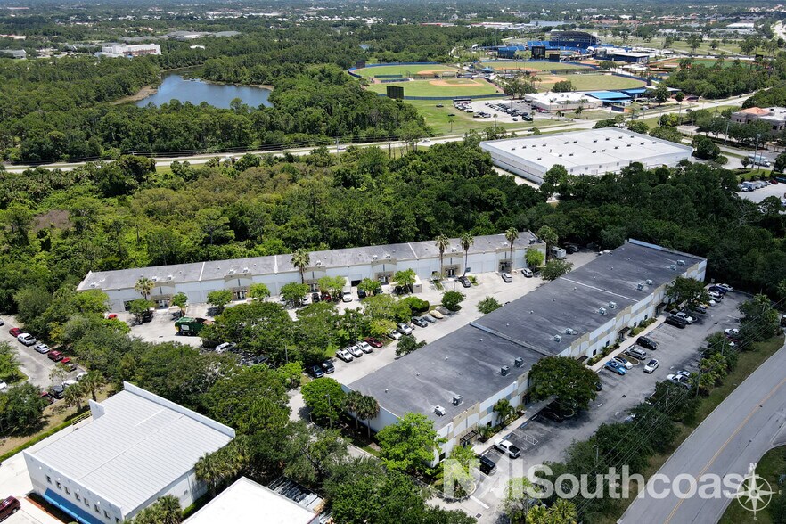 645 NW Enterprise Dr, Port Saint Lucie, FL à louer - Photo du bâtiment - Image 2 de 9