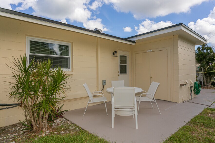 2308 Bay Blvd, Indian Rocks Beach, FL à vendre - Photo du bâtiment - Image 2 de 46