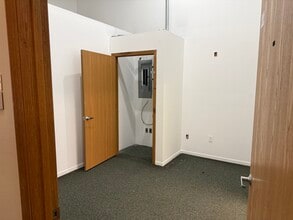 10-106 Village Pointe Dr, Powell, OH for lease Interior Photo- Image 2 of 16