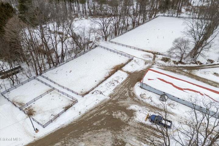 377-379 Middle Grove Road Rd, Middle Grove, NY à vendre - Photo du bâtiment - Image 2 de 6