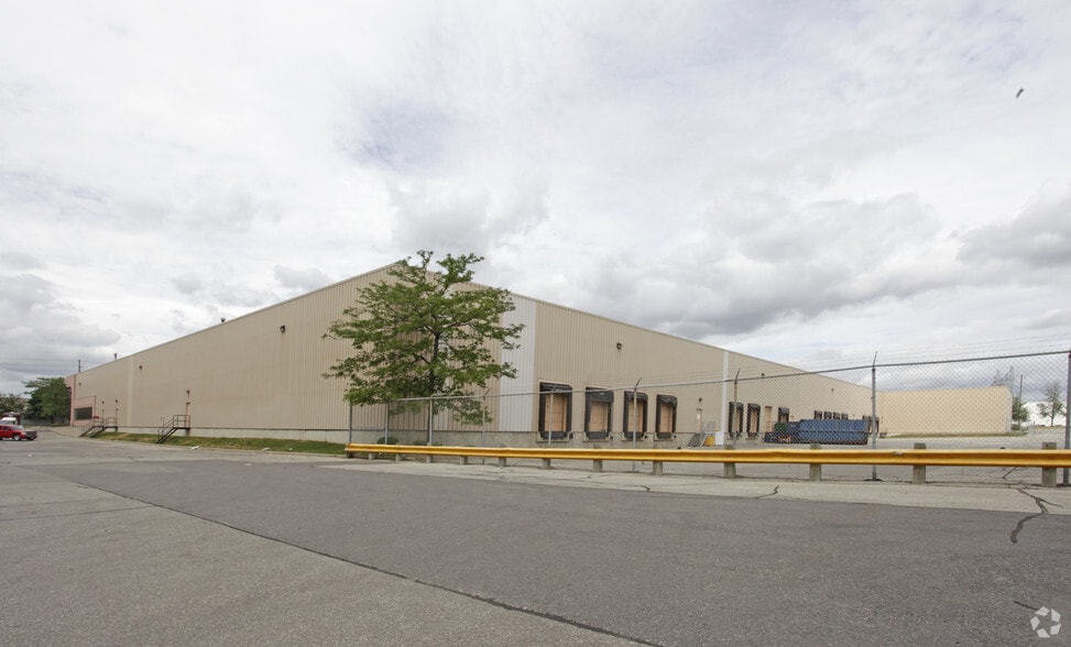 7680 Tranmere Dr, Mississauga, ON à louer - Photo du bâtiment - Image 2 de 2