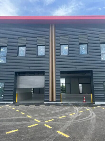 2 Avenue Denis Diderot, Élancourt à louer - Photo du bâtiment - Image 1 de 27