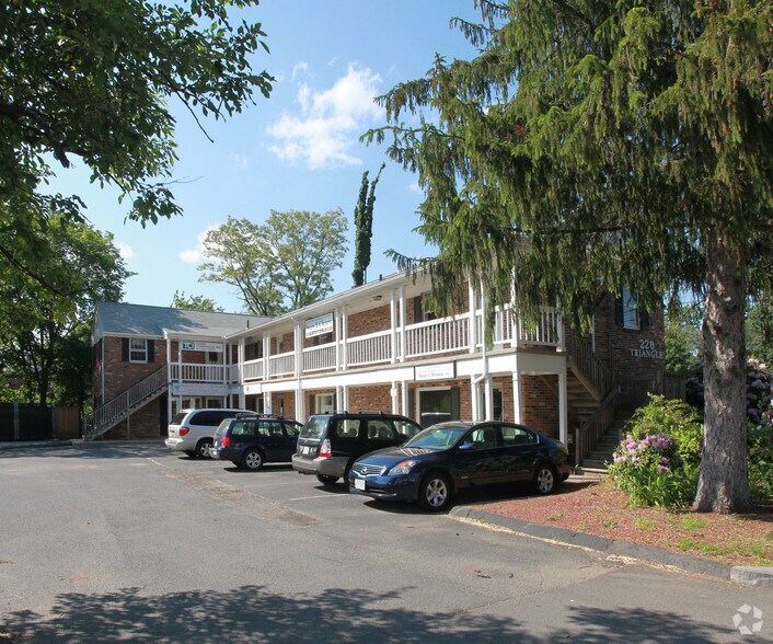 228 Triangle St, Amherst, MA à vendre - Photo du bâtiment - Image 2 de 7