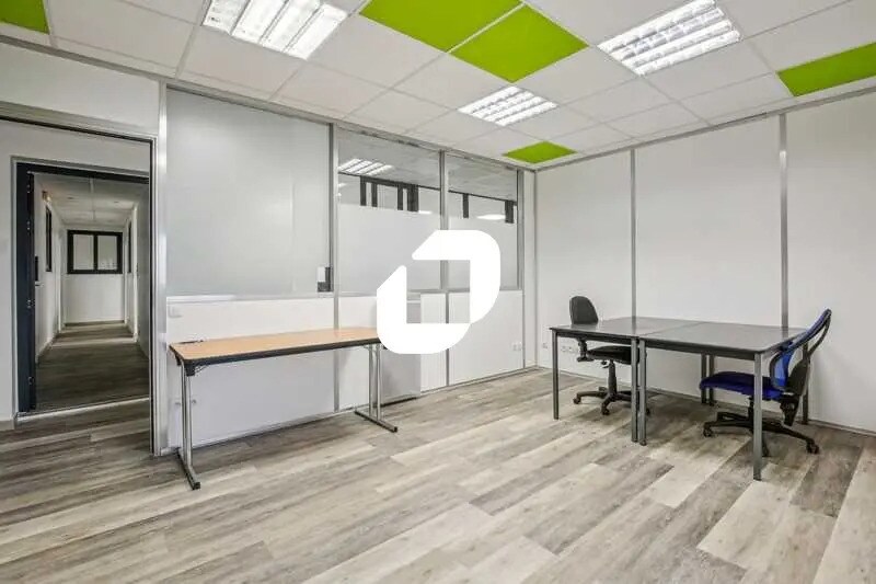 Office in Stains for lease - Interior Photo - Image 2 of 14