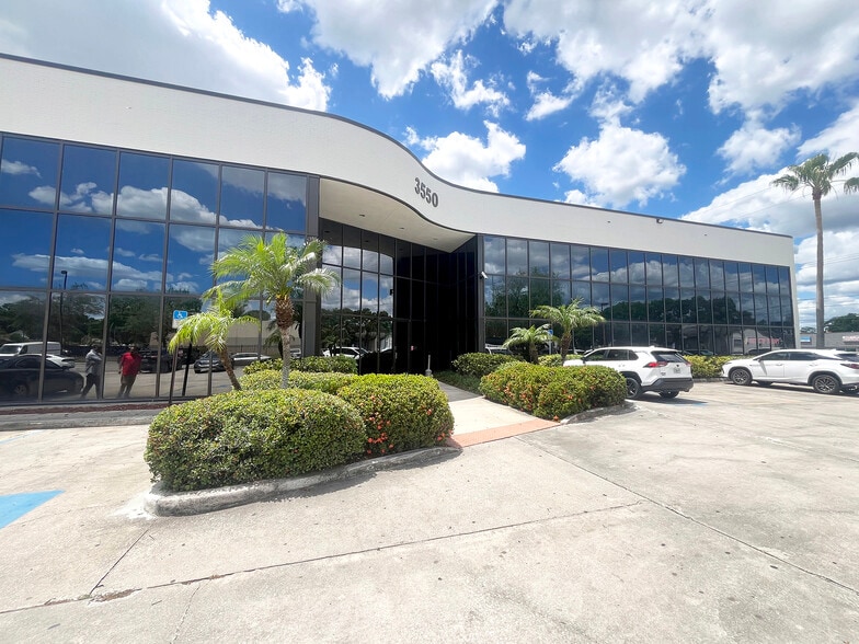 3550 W Waters Ave, Tampa, FL à louer - Photo du bâtiment - Image 2 de 6