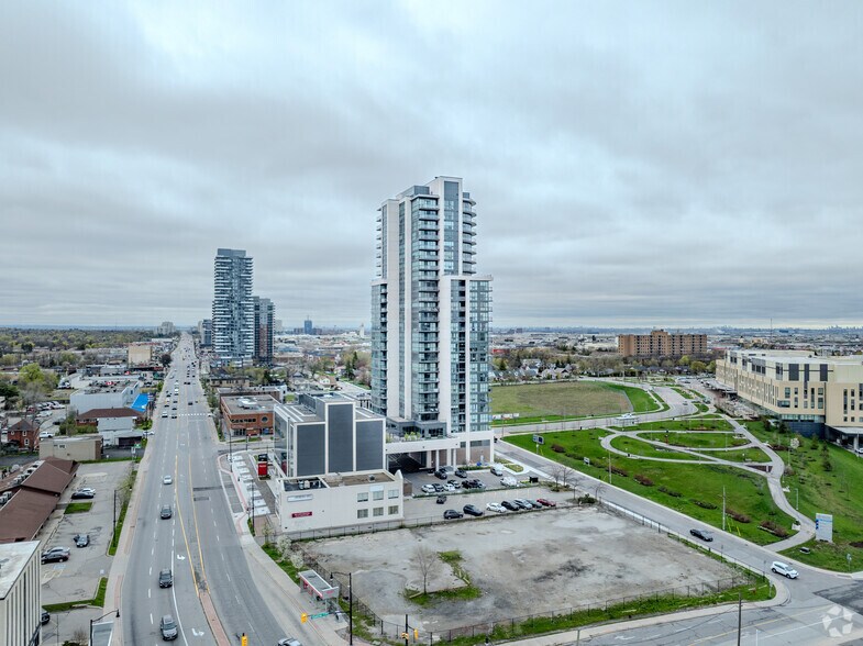15 Lynch St, Brampton, ON à louer - Photo du bâtiment - Image 2 de 5