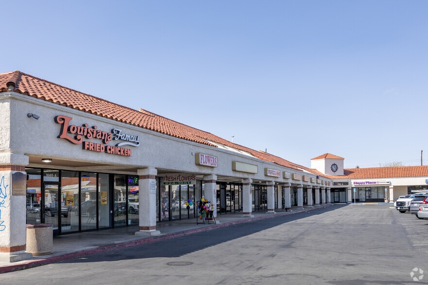1645-1647 E Palmdale Blvd, Palmdale, CA for lease - Primary Photo - Image 1 of 2