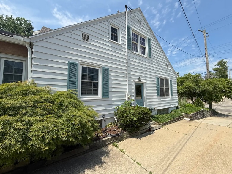 415 W Grand River Ave, East Lansing, MI à vendre - Photo du bâtiment - Image 2 de 20
