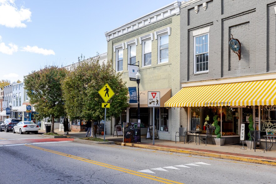 227 Main St, Fort Mill, SC à louer - Photo du bâtiment - Image 3 de 18