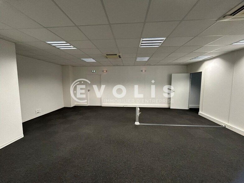Allée Charles Darwin, Pessac for lease - Interior Photo - Image 2 of 4