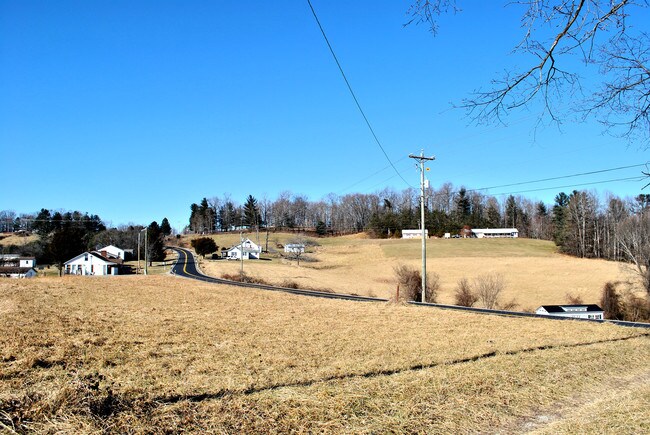 Plus de détails pour 313 Airport Rd, Hillsville, VA - Terrain à vendre