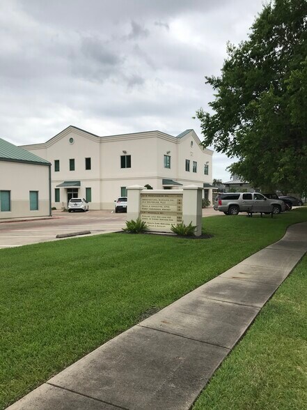 121 E Magnolia St, Friendswood, TX à louer - Photo du bâtiment - Image 3 de 11