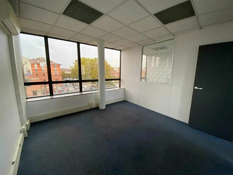 18 Place Roguet, Toulouse à louer - Photo du bâtiment - Image 3 de 6