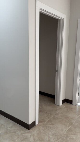 1615 1st St, Rosenberg, TX à vendre - Vidéo sur l’inscription commerciale - Image 3 de 18