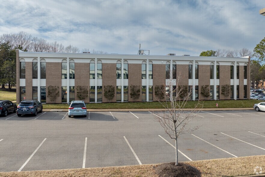 8001 Franklin Farms Dr, Richmond, VA à louer - Photo du bâtiment - Image 3 de 6