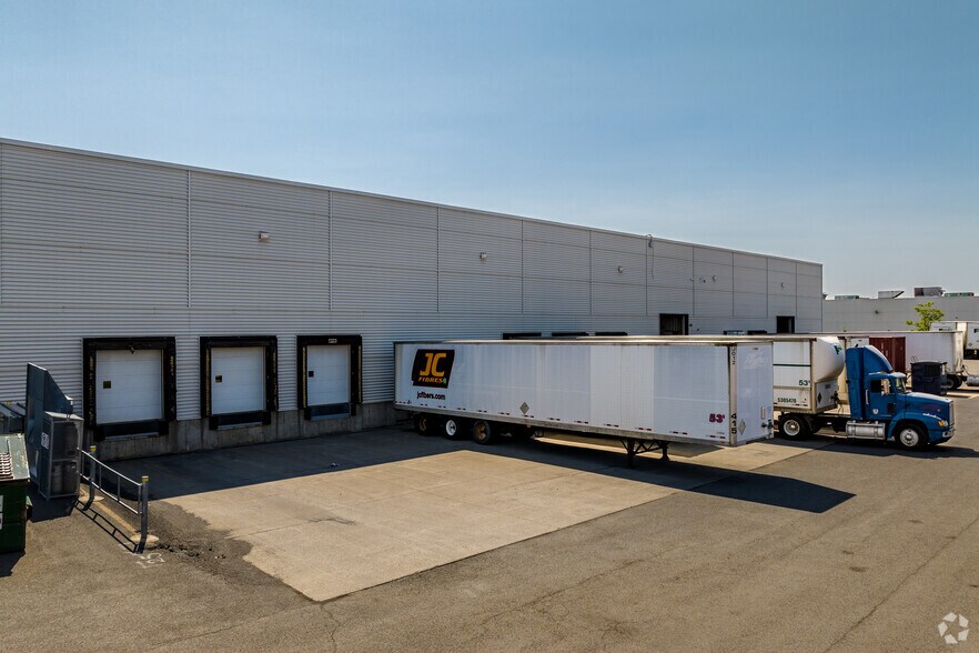 2625-2655 Boul Jacques-Cartier E, Longueuil, QC à louer - Photo du bâtiment - Image 3 de 35